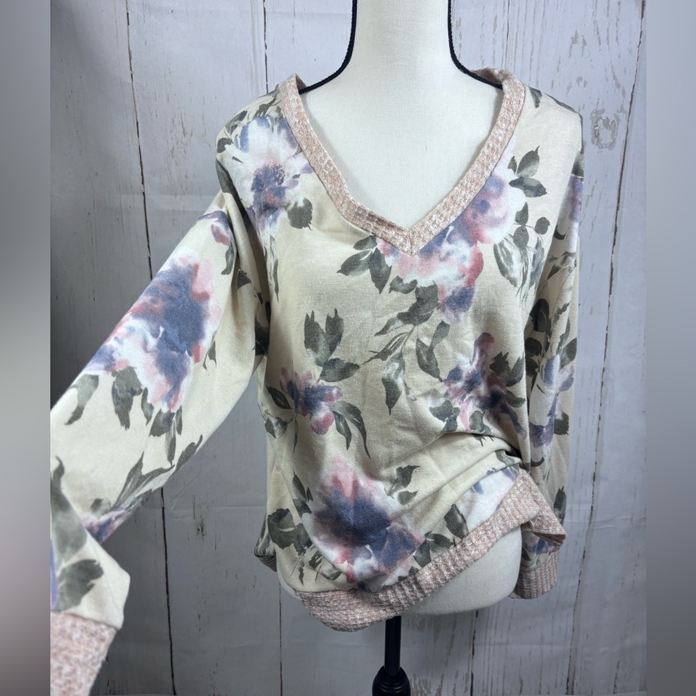 White Birch Women’s Pullover V Neck Floral Watercolor Pattern in Pastel Cream